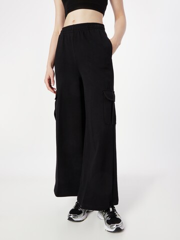 Urban Classics Wide leg Cargo trousers in Black: front