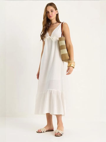 Abito estivo di Bianco Lucci in bianco