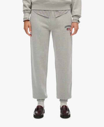 Effilé Pantalon 'Athletic Essential' Superdry en gris : devant