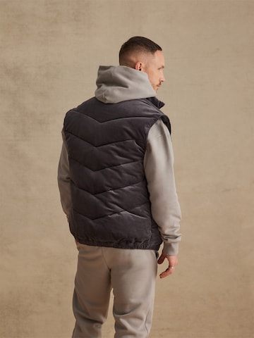 DAN FOX APPAREL Vest 'Yassin' in Grey