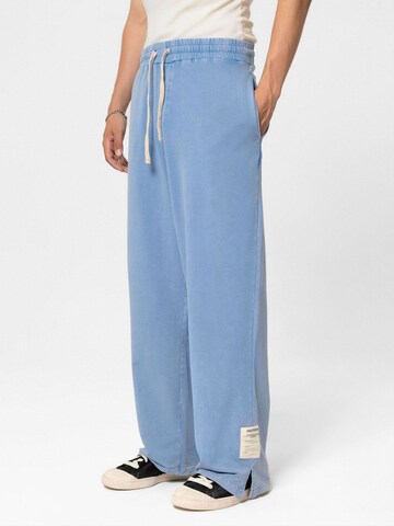 VAMOS CLO Loose fit Trousers in Blue: front