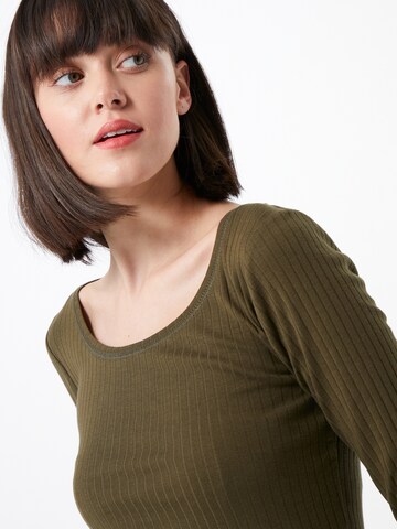 Tricou 'BERRY' de la Dorothy Perkins pe verde