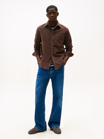 ruda Tommy Jeans Standartinis modelis Marškiniai