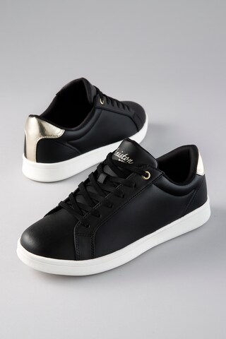 Aniston Sneakers in Black