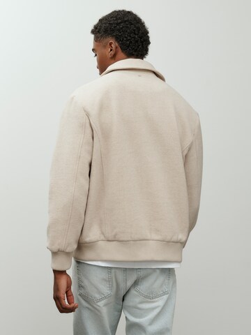 DAN FOX APPAREL Övergångsjacka 'Essential' i beige