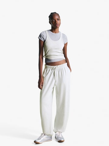 Bershka Дънки Tapered Leg Панталон в сиво