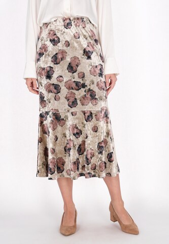 Usha Rok in Beige: voorkant
