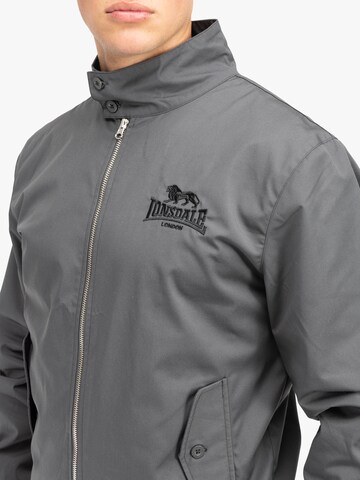 Veste mi-saison 'Acton' LONSDALE en gris