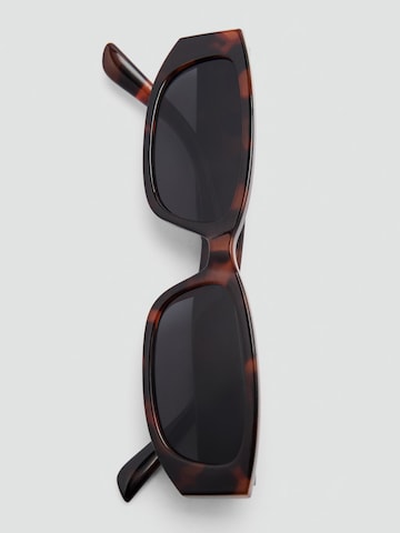 Ochelari de soare 'ADELA' de la MANGO pe maro