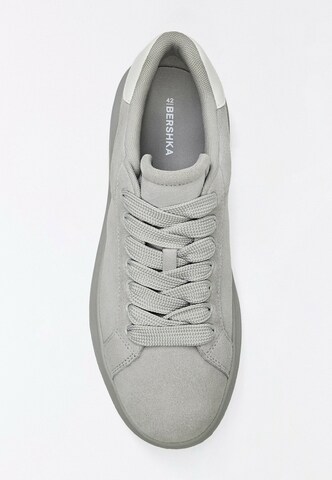 Bershka Sneaker in Grau