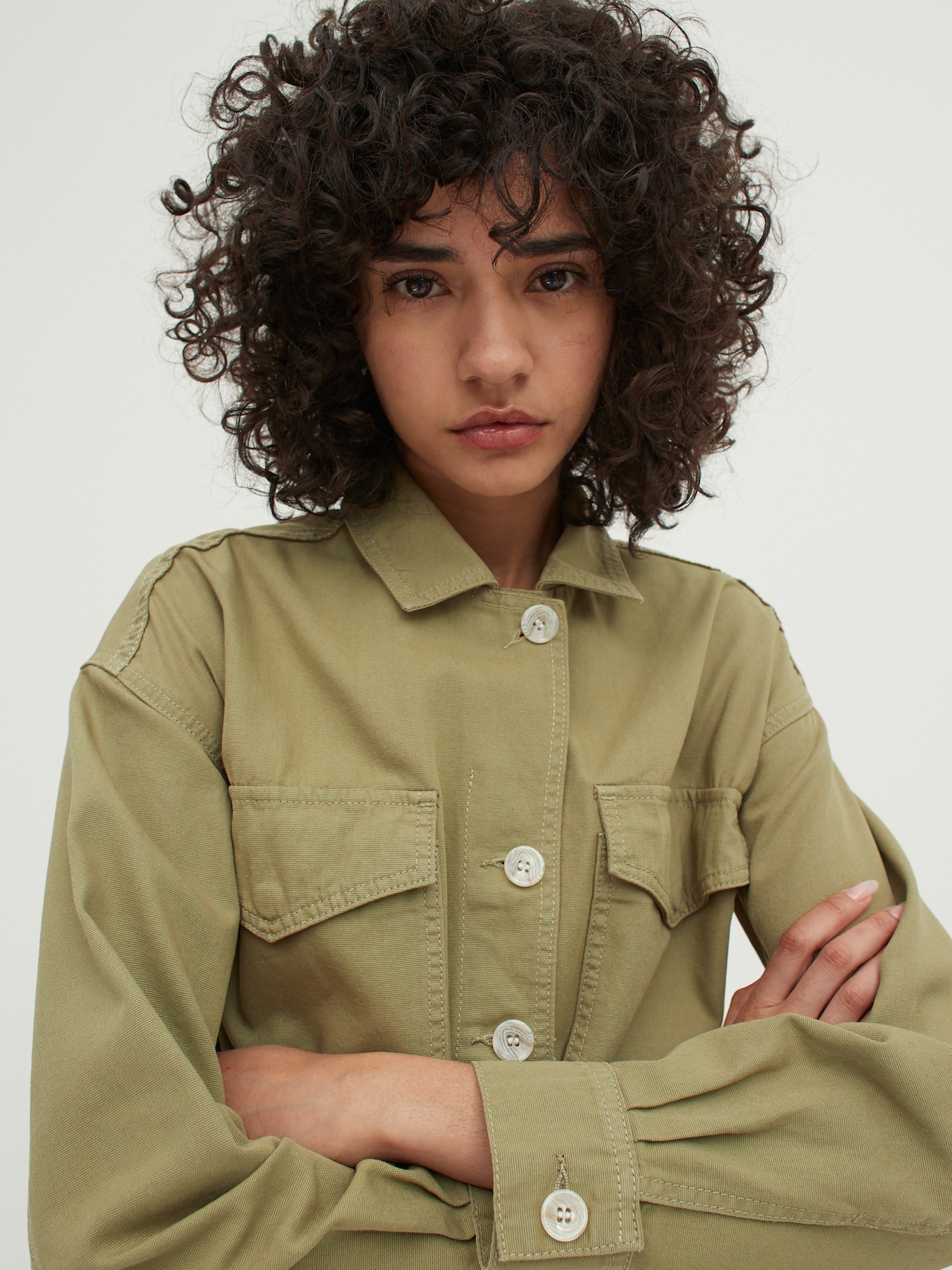 EDITED Produkte Jacke 'Rae' oliv