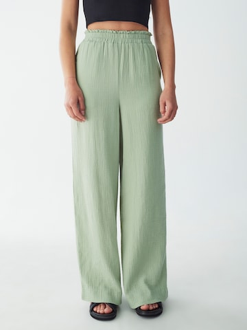 St MRLO Loosefit Hose 'LETTY' in Grün: Vorderseite