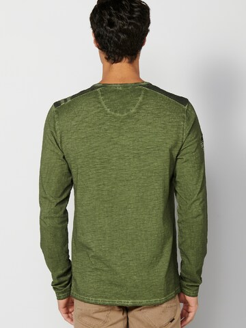 Tricou de la KOROSHI pe verde