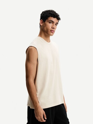 T-Shirt Bershka en beige : devant