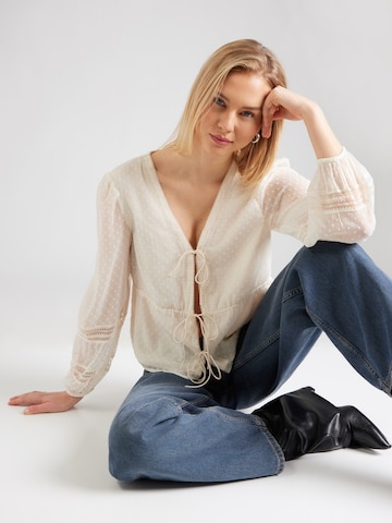 Abercrombie & FitchBluza - bijela boja: prednji dio