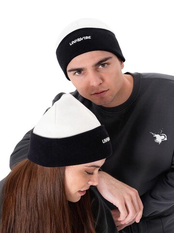 UNIQVIBE Beanie in Mixed colors: front