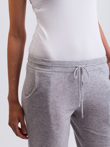 CASH-MERE.CH Regular Trousers in Grey