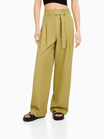 Bershka Loose fit Pleat-Front Pants in Green: front