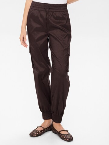 NÜMPH Regular Broek ' NUSUSAN ' in Bruin: voorkant