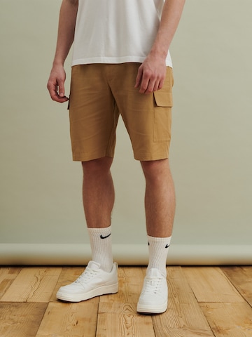 DAN FOX APPAREL Regular Cargo Pants 'Pascal' in Brown: front