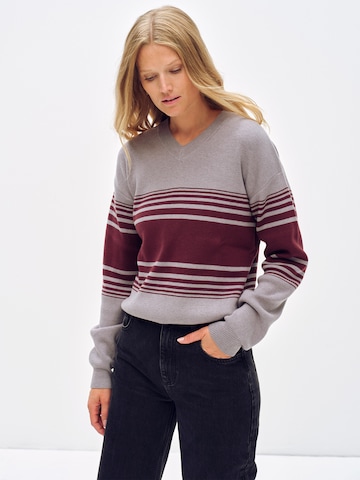 ABOUT YOU x Toni Garrn Pullover 'Penelope' in Grau
