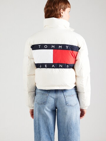 Tommy Jeans Зимняя куртка в Белый: спереди