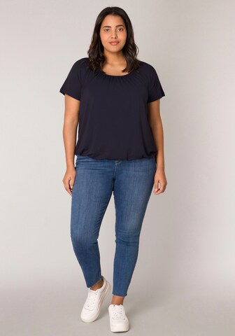 BASE LEVEL CURVY T-Shirt 'Yoni' in Blau