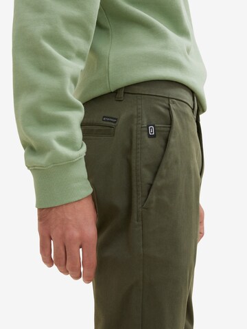 Coupe slim Pantalon chino 'Travis' TOM TAILOR en vert