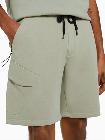 Bershka Regular Cargo trousers in Green