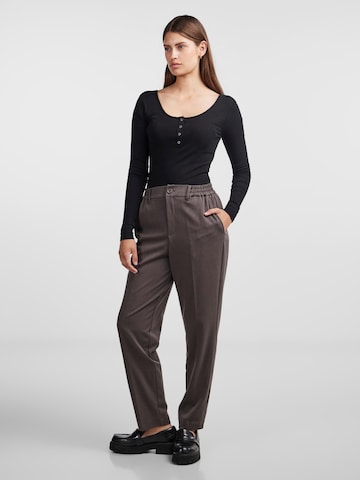 Loosefit Pantalon à plis 'Camil' PIECES en marron