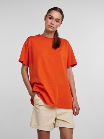 PIECES - Camiseta talla grande 'Rina' en naranja: frente