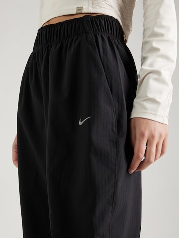 NIKETapered Sportske hlače 'FAST' - crna boja