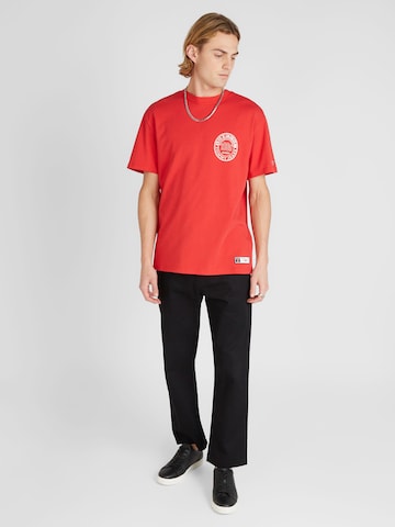 Tommy Jeans T-shirt 'ARCHIVE GAMES' i röd