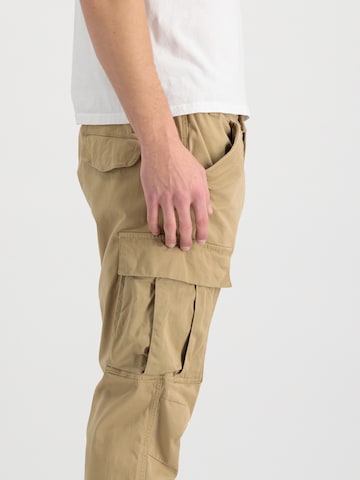 ALPHA INDUSTRIES Tapered Gargohousut 'Airman' värissä beige