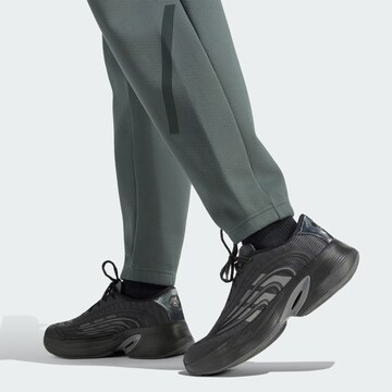 ADIDAS SPORTSWEAR Конический (Tapered) Спортивные штаны 'Z.N.E.' в Серый
