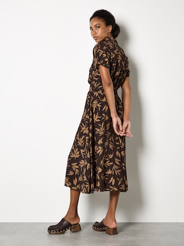 Apricot Textured Leaf Shirt Midi Dress ' ' in Braun
