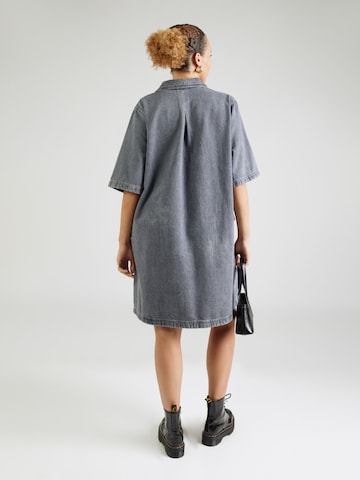 Abito camicia 'CARGry' di ONLY Carmakoma in grigio
