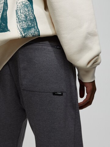 Pull&Bear Tapered Broek in Grijs