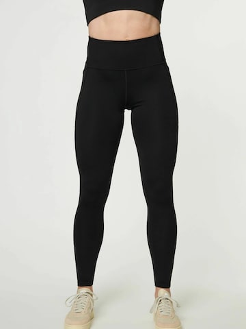 Girlfriend Collective Regular Sportbroek in Zwart: voorkant