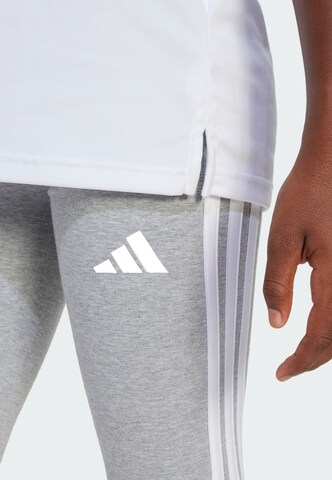 ADIDAS SPORTSWEAR - Skinny Pantalón deportivo 'Essentials' en gris