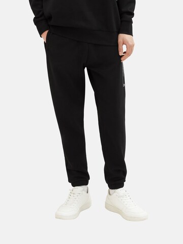 TOM TAILOR DENIM Tapered Broek in Zwart: voorkant