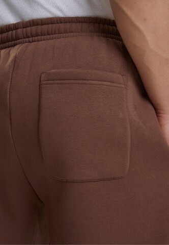 Tapered Pantaloni di Urban Classics in marrone