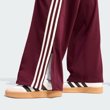 ADIDAS ORIGINALS - Loosefit Pantalón 'Firebird' en rojo