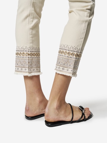 KOROSHI - regular Vaquero en blanco