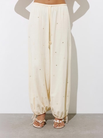 Pull&Bear Дънки Tapered Leg Панталон в жълто: отпред