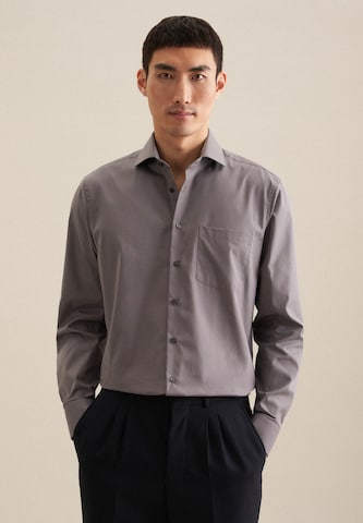 Coupe regular Chemise SEIDENSTICKER en gris : devant