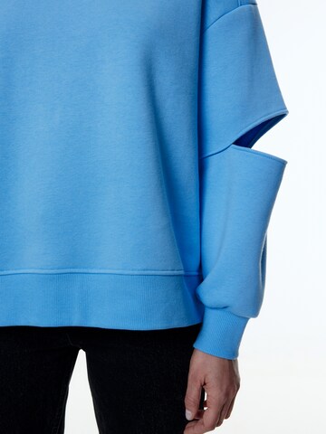 EDITED Sweatshirt 'Isabella' in Blau