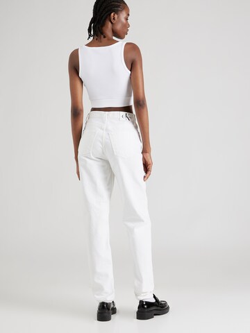 Calvin Klein Jeans Regular Jeans 'MOM Jeans' in Weiß