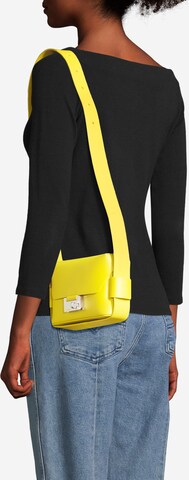 AllSaints Τσάντα ώμου 'FRANKIE' σε κίτρινο: μπροστά