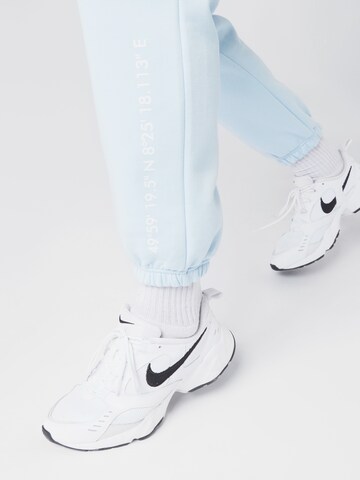 ABOUT YOU x Mero Loosefit Sweathose 'Code' in Blau